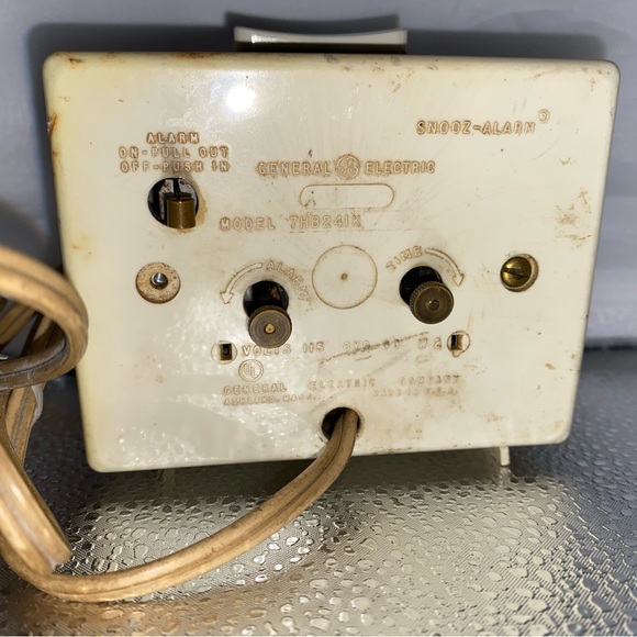 Vintage “GE” Electric Alarm Clock - Picture 2 of 3